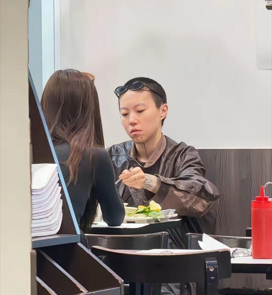 说真的窦靖童还是不够聪明如果她走王菲的路线，我觉得她早就火起来，她实在太过于桀骜