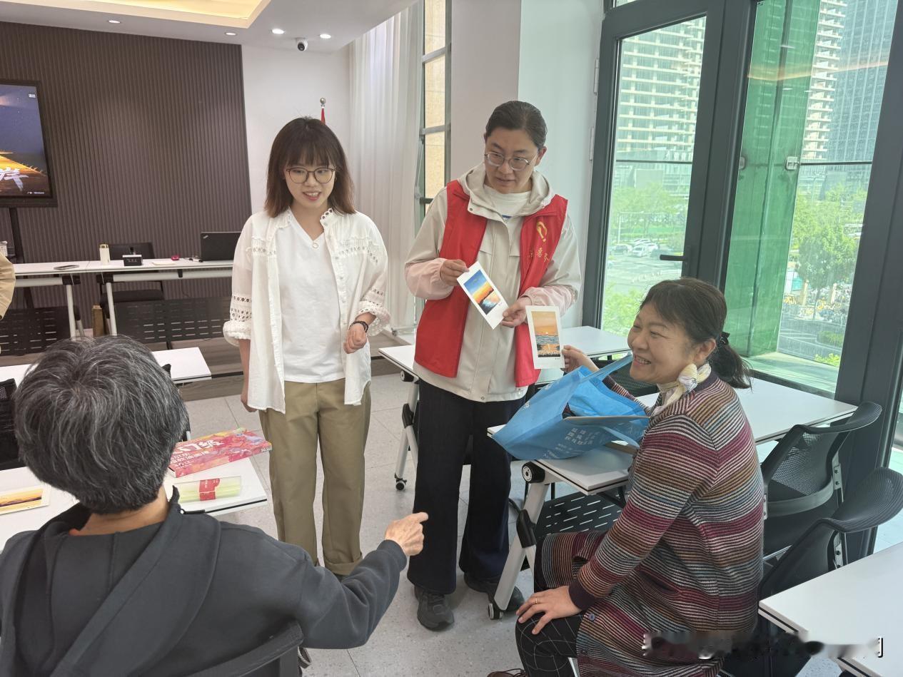 妙笔绘美好 油画棒沙龙点亮社区文艺生活

太原万柏林区下元街道南内环西街社区，开
