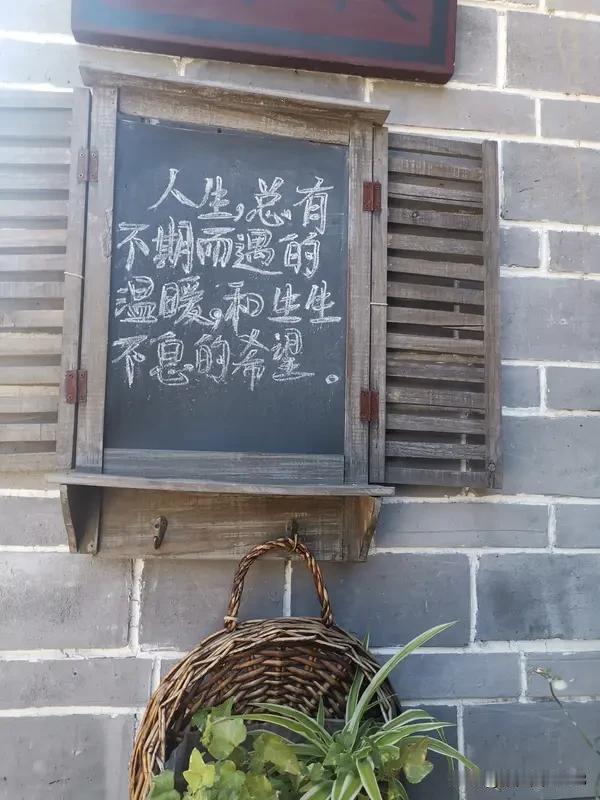> 人生如逆旅，我亦是行人。真正的成长，是学会在喧嚣中守住内心的宁静，在无常中接
