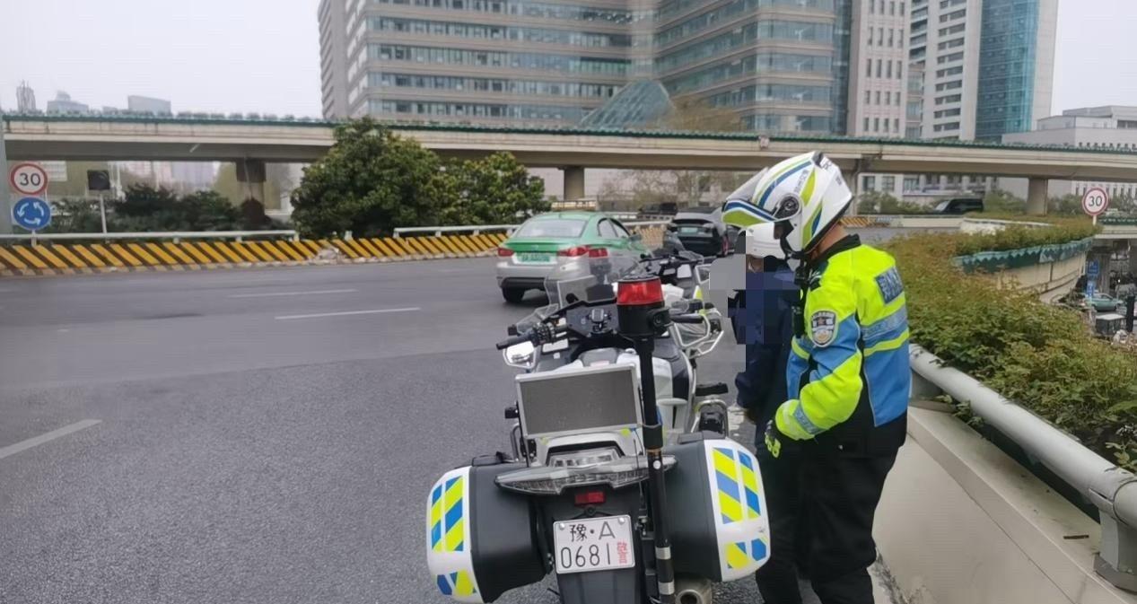 【老人误上立交 铁骑及时护送】3月30日下午，郑州交管九大队在河医立交发现一名迷