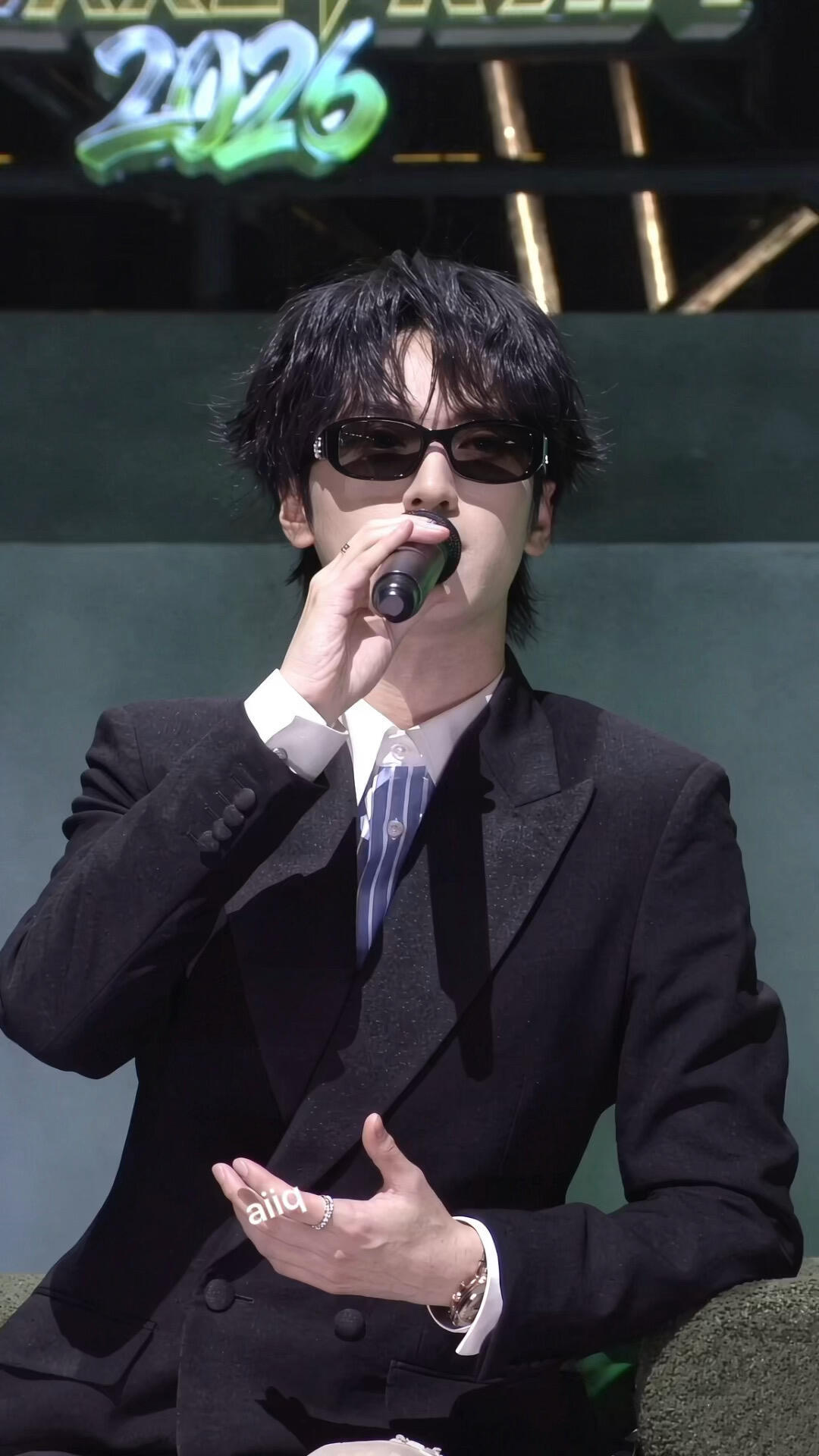 严浩翔总决赛造型🎤 严浩翔谢帝舞台已就绪 ​​​