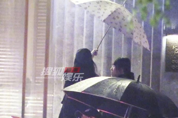 刘亦菲和助理下雨天互相让伞 没见过给助理打伞的艺人吗？现在你见到了。茜茜人美心善