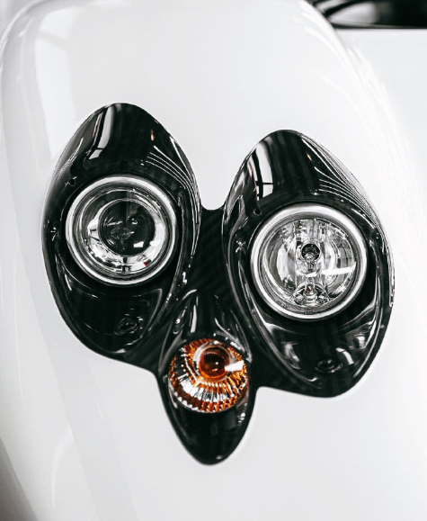 Pagani Zonda F ,看看那大灯，排气，还有那非常吸引人的方向盘与内饰