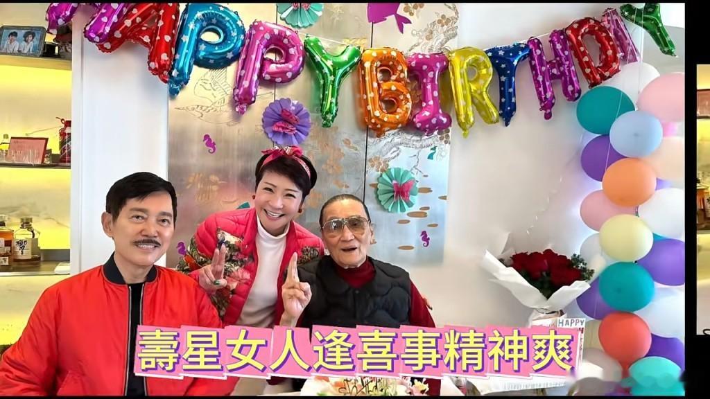 狄波拉73岁生日，谢贤现身祝贺，两人还齐齐对着镜头比心！[嘻嘻] 