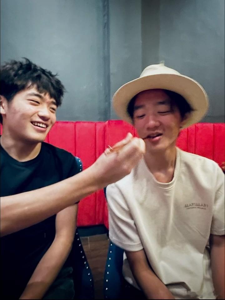 曹格带Joe杨阳洋聚餐Joe杨阳洋十年后重聚 爸爸2都十年了 ​​​