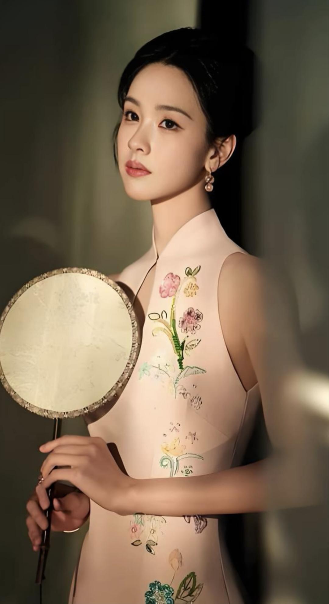 如何穿搭让中年女性气质倍增?
浅粉无袖旗袍衬得温婉从容，精工花卉刺绣藏住东方韵味