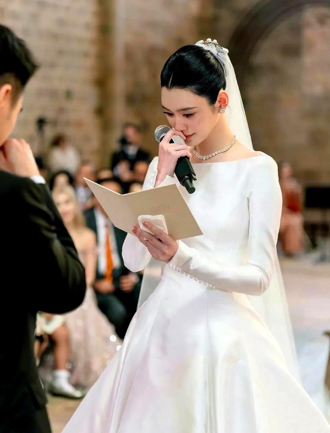 婚礼上，奚梦瑶念誓词突然哽咽，全场瞬间安静，所有人都以为何猷君会冲上去拥抱。
