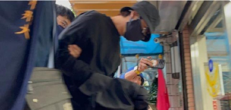 陈姓男演员涉案被正式起诉，原定婚礼取消，与女友爱情长跑13年
婚礼被迫延期？陈柏