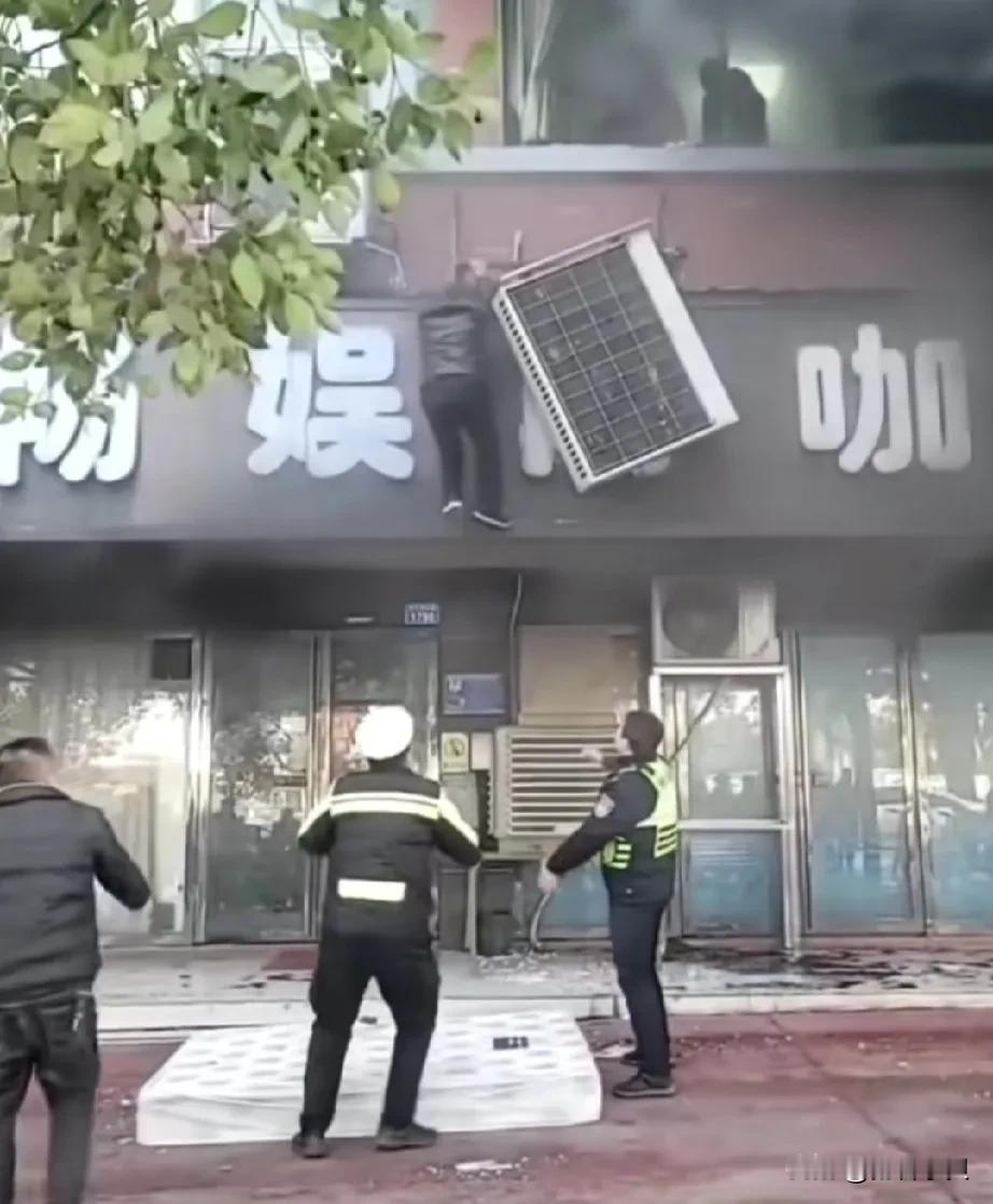 天啊！39人遇难江西新余火灾现场到处都是烟雾。
目击者只看到浓烟滚滚没看到明火，