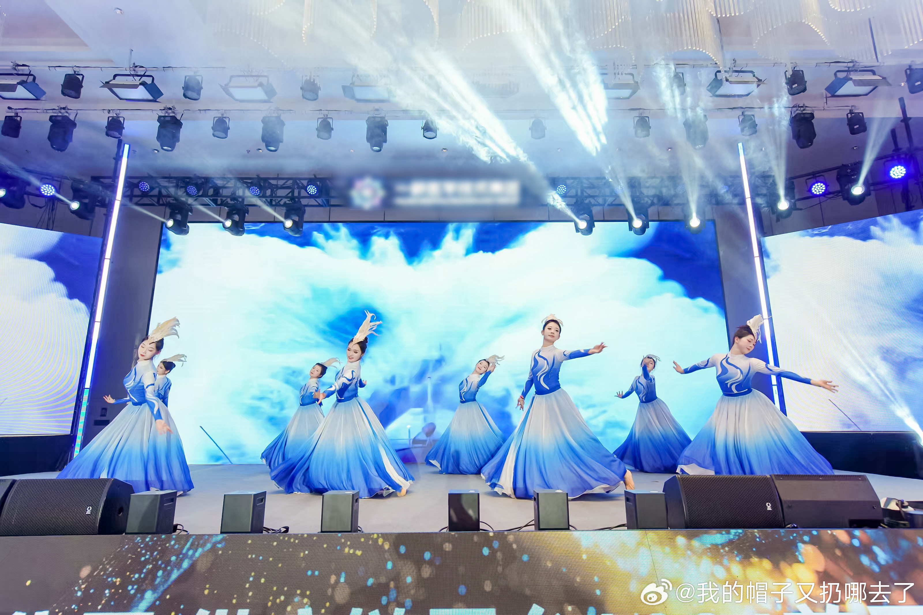 贵阳正在用艺术打开健康生活创意沙画《爱我》以细沙为笔，无声却直击人心。从初心到坚