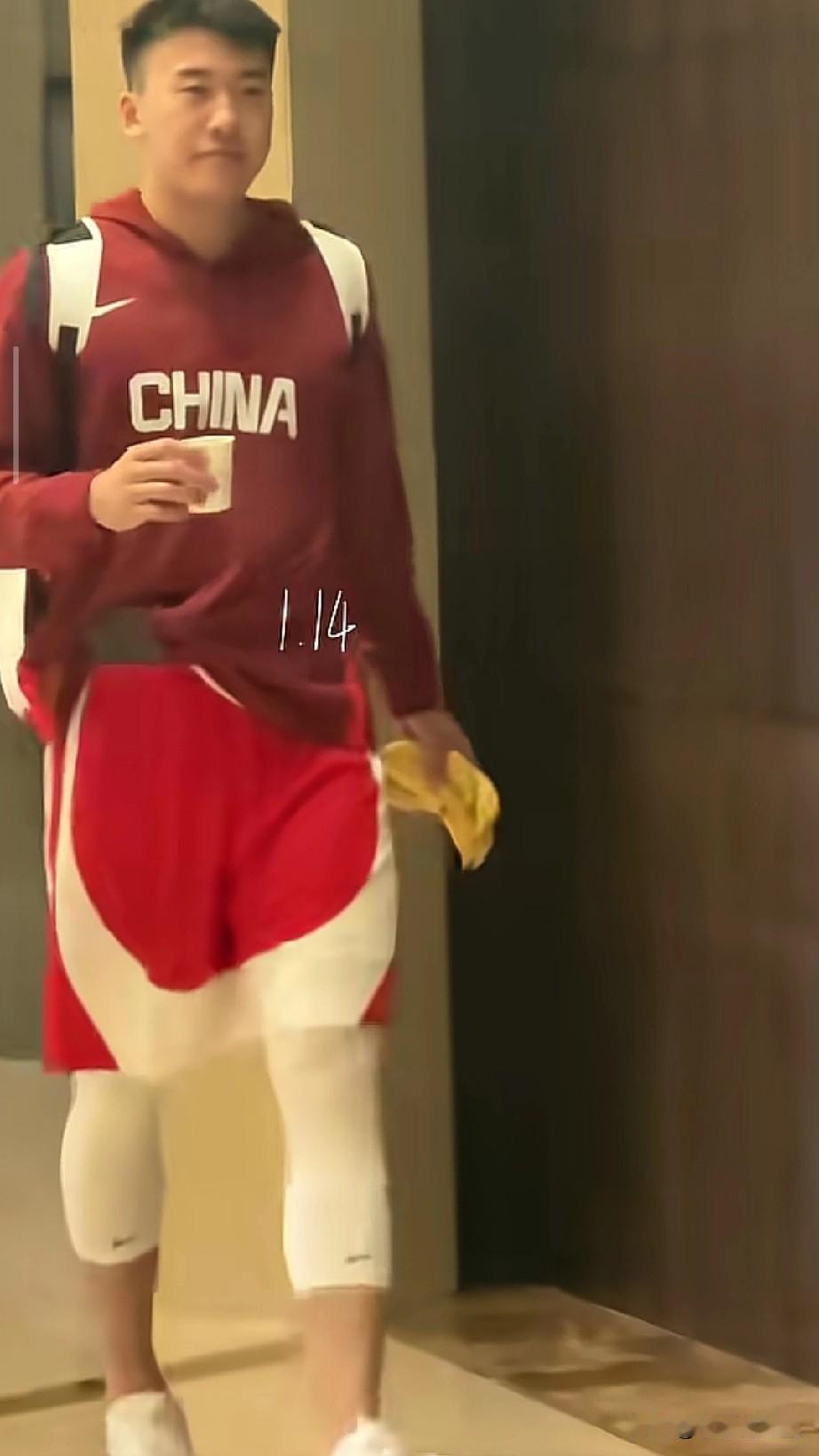 捕捉到一个爱吃香蕉的小可爱！

中国男篮抵达沈阳后，受到了球迷的热烈欢迎，在酒店
