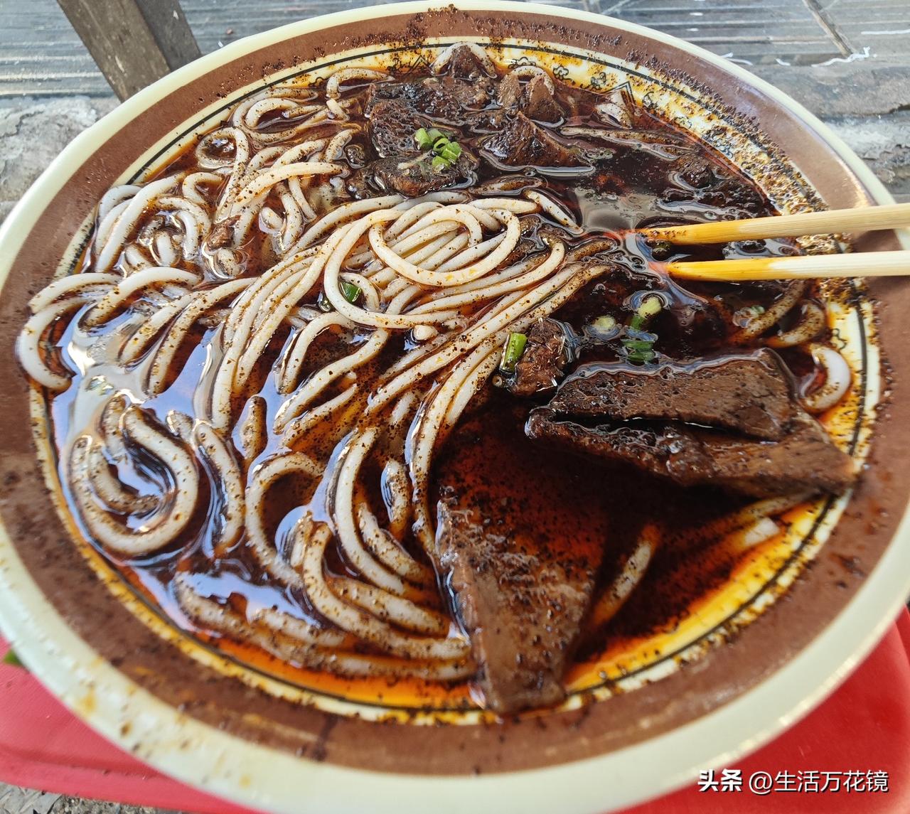 爱占小便宜的老人
出门到武昌解放桥过早，看见有老人吃碗面擦嘴巴顺走一盒餐巾纸，连