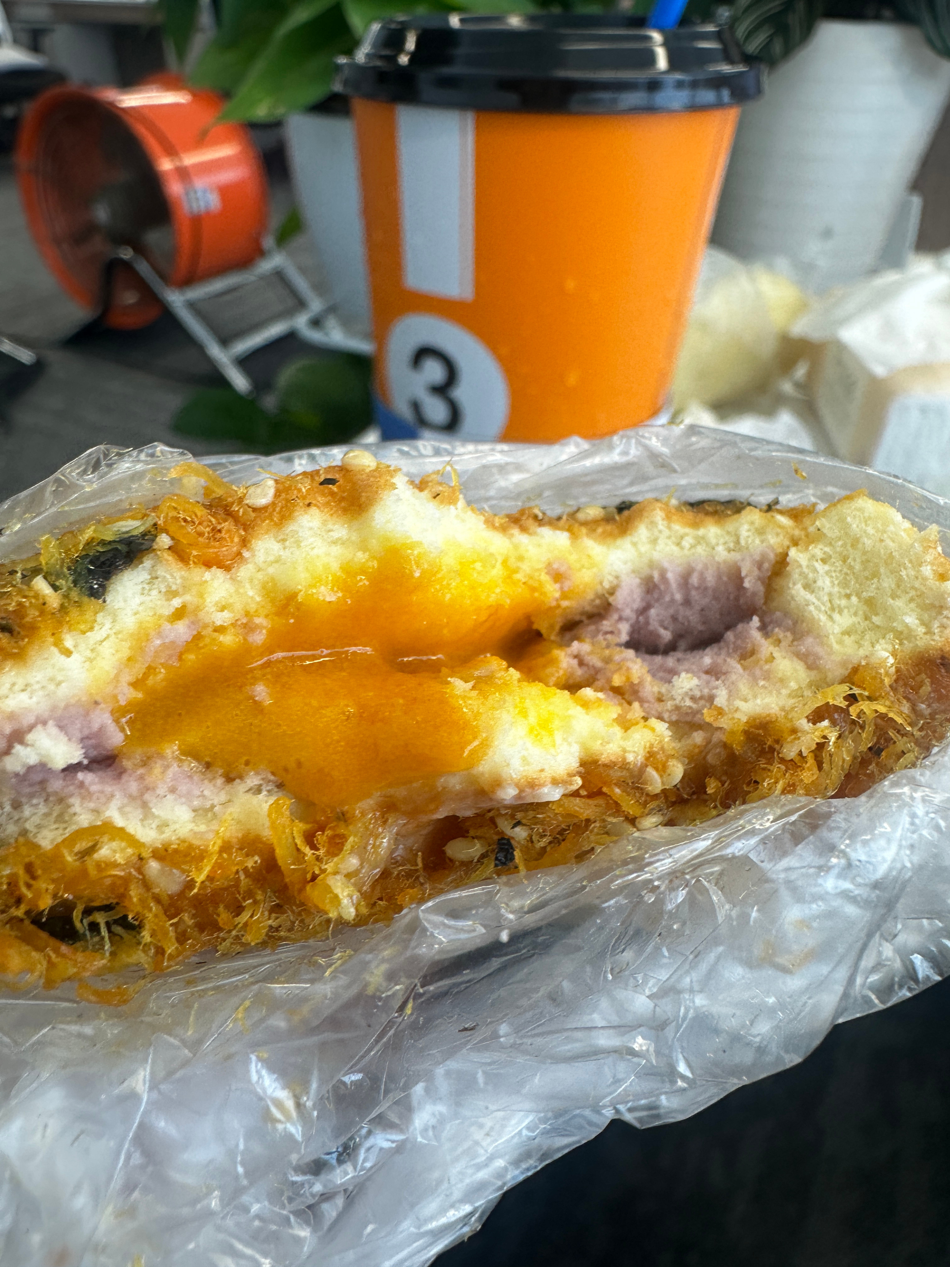 山姆的肉松小贝夯爆了第一口：芋泥馅？又甜又咸拉完了第二口：流心咸蛋黄？夯爆了太好