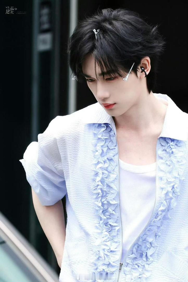 丁程鑫闭眼睛是要挨亲的你好星期六丁程鑫安静闭眼的模样，纯粹又温柔，让人忍不住心生