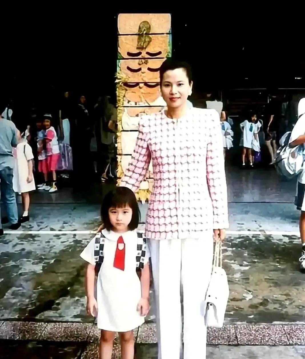 赌王三太陈婉珍应该是继原配以后，气质颜值最出众的一位。

除了个子不高以外，她身