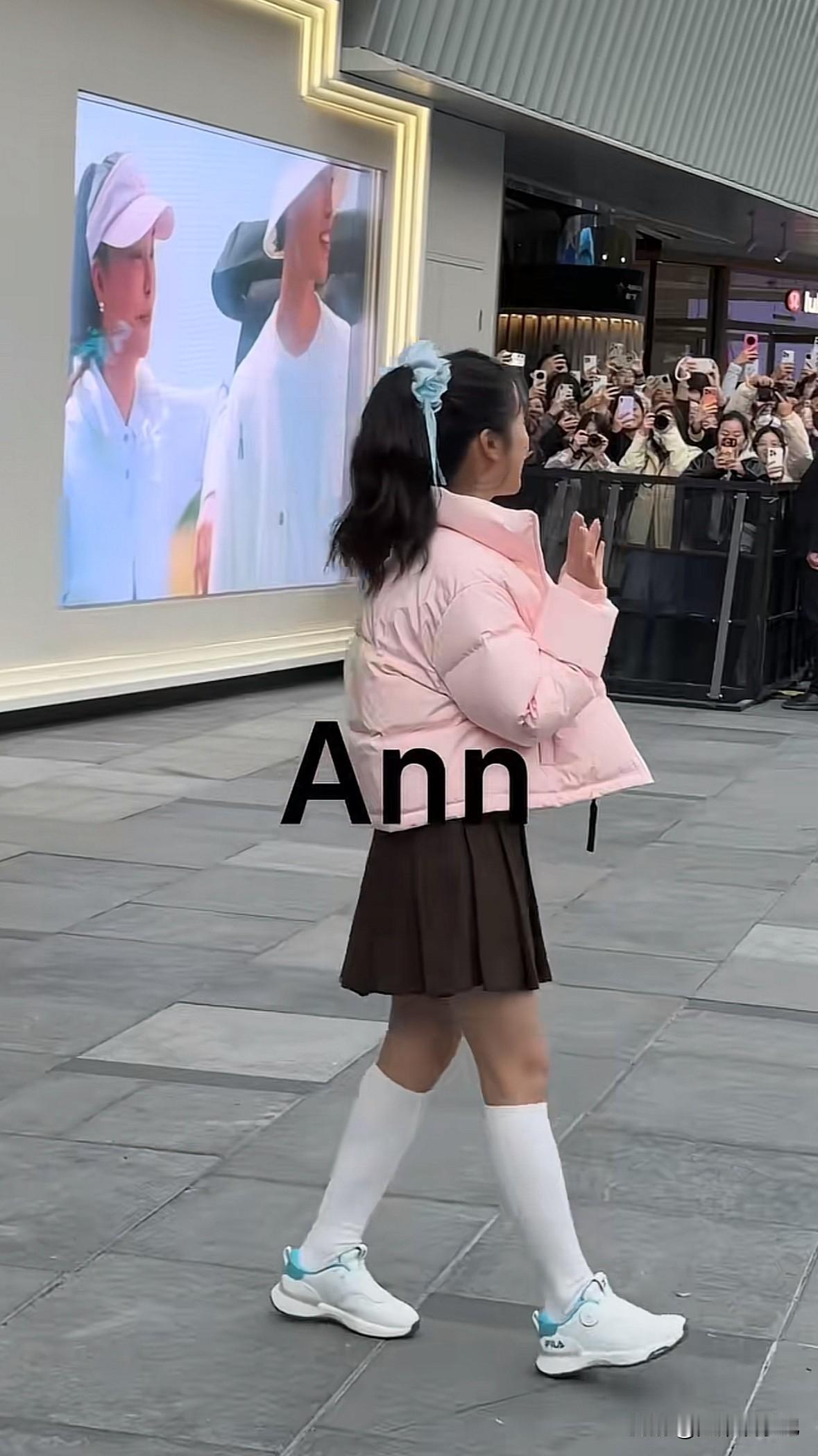 冬日生活打卡季沈月身穿羽绒服，活力满满[星星眼]出现在粉丝面前！