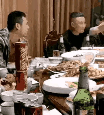 这哪是开玩笑 ？虽然这个男子坐在过生日黑衣男子旁边，但是他一定不是他最好的朋友，