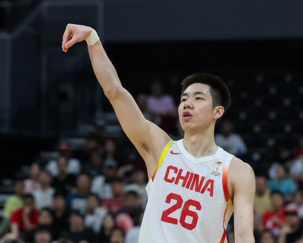 小组赛三连胜昂首晋级，本该是球迷狂欢的时刻，谁成想赛后更衣室里，直接引爆了一颗惊