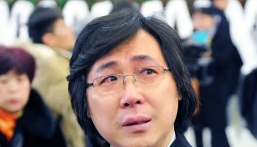 他从昔日的农村娃，到成为家喻户晓的歌唱家，心中始终放不下身患糖尿病的老母亲。他忍