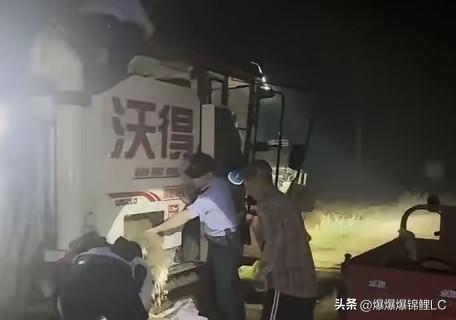 湖北襄阳：农户收割机卸不出小麦，警察主动上前帮忙5月24日凌晨1时许，湖北襄阳东