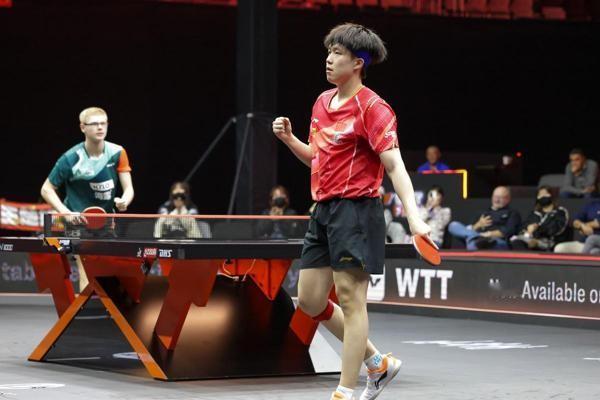 楚钦太牛了！💪 2-0领先张本！🔥 WTT福冈年终总决赛

决赛现场，王楚钦