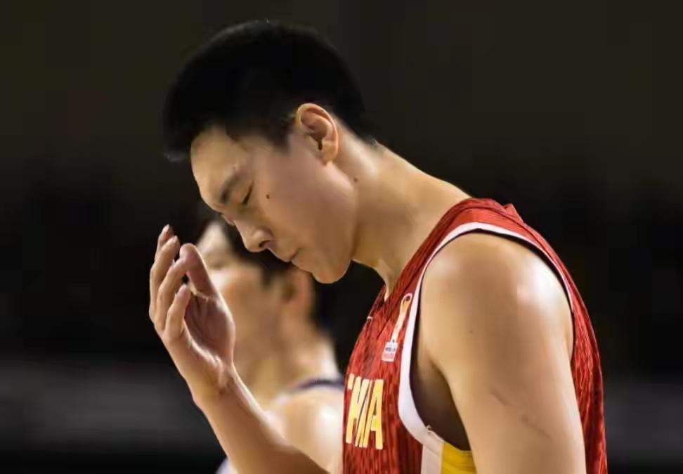 广东篮球媒体人发文表示尴尬，广东男篮仅1人出现在中国男篮12人名单，但出场时间为