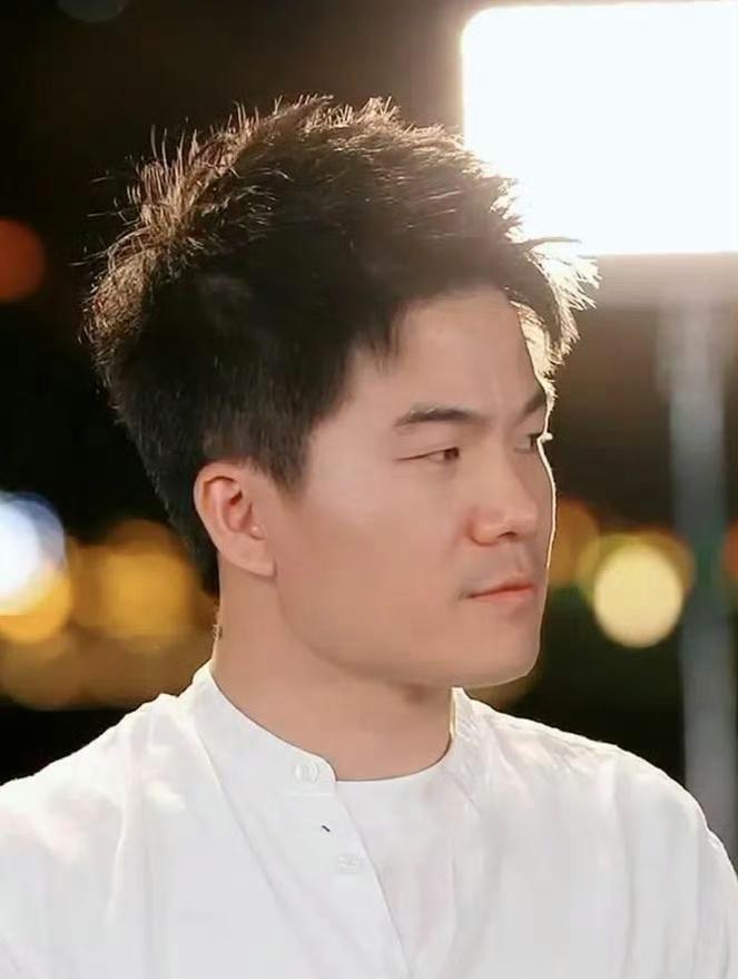 董宇辉说: “对于学习，不要给孩子讲大道理，你跟他说考个好高中好大学，以后找个好