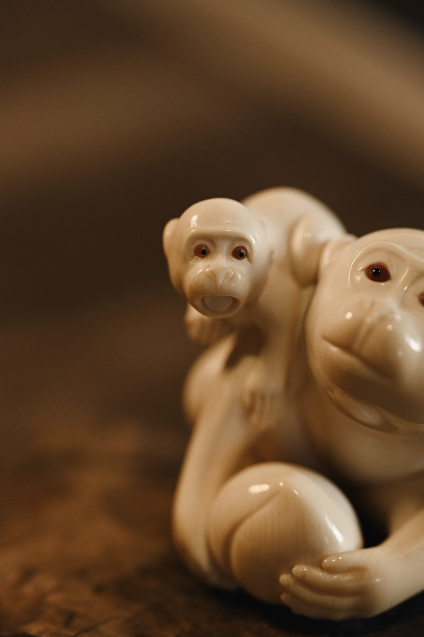 猛犸 | 代代封侯 手把件、雅玩料质坚实，仿古细腻，匠人以刀代笔雕琢子母灵猴，一