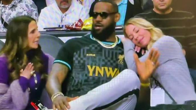 近日，湖人小老板珍妮·巴斯在《SiriusXM NBA》电台节目中谈到了詹姆斯和