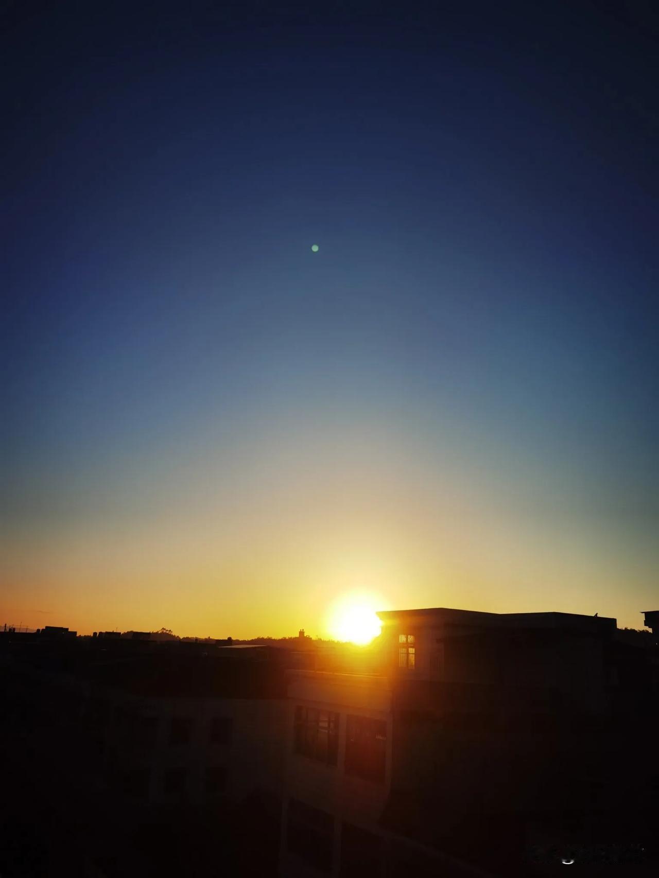 分享一张相册里随手拍的天空落日，黄昏，那一抹美如画。友友们冬至快乐[比心]