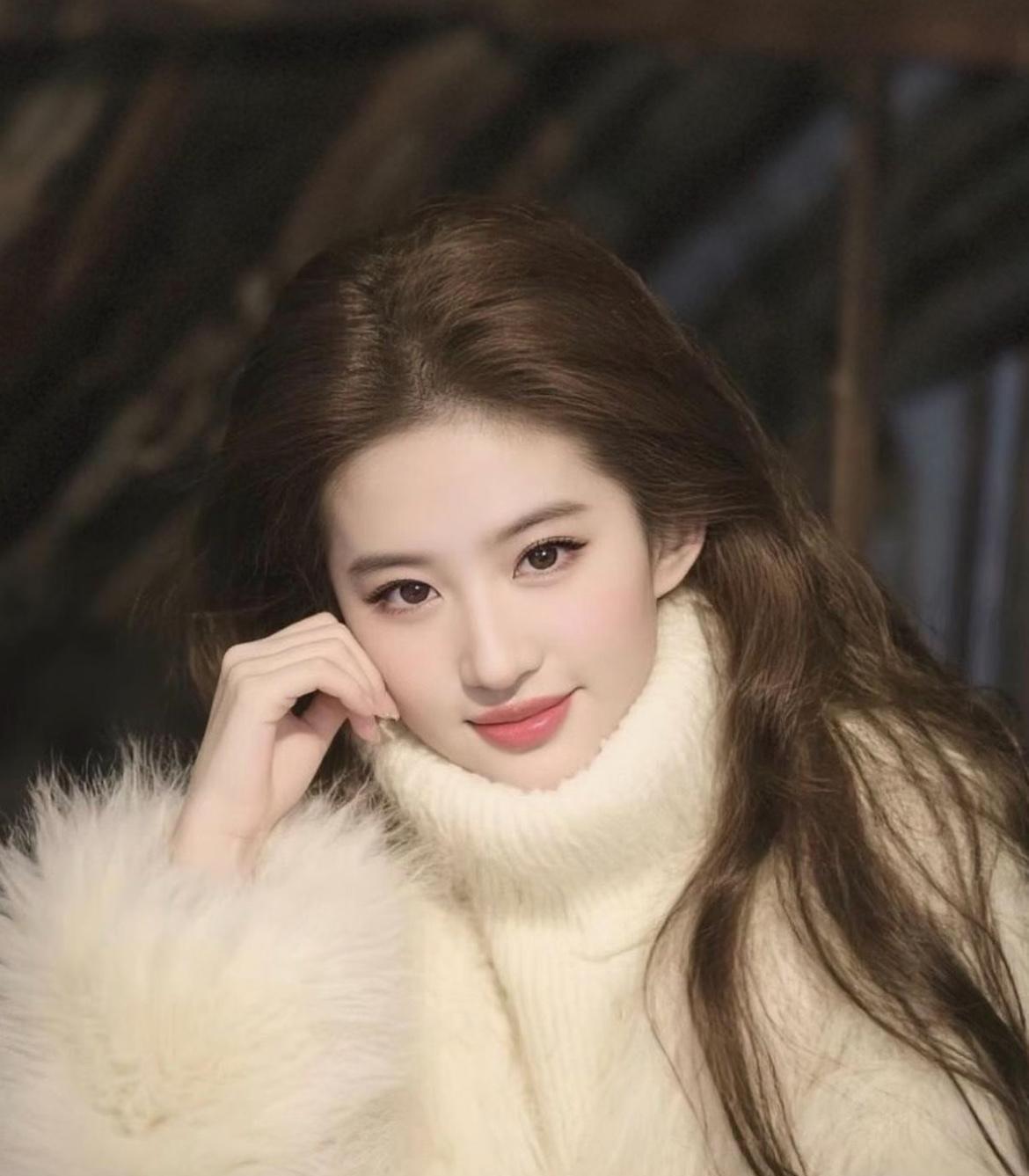 刘亦菲被狗仔偷拍500次拍到什么？
不是小鲜肉，是她65岁妈妈拎包陪逛的侧影。