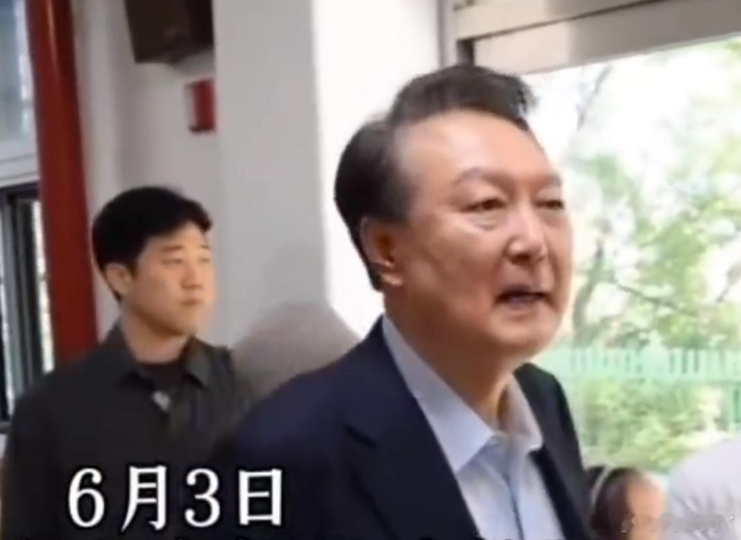 投票现场，尹锡悦现身，感觉有点强颜欢笑故作镇静，接下来等待他的必然是牢狱之灾。想