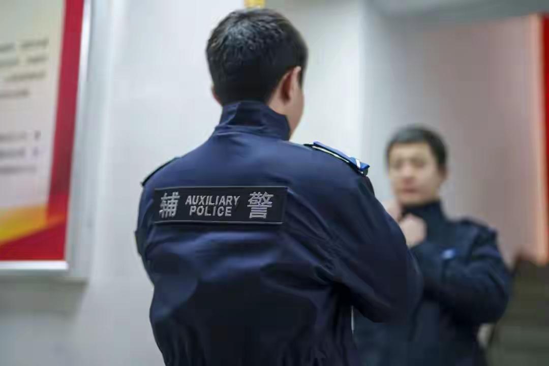 在职辅警不能经商办企业。

尽管辅警并非公务员编制，但公安机关作为执法机关，对全