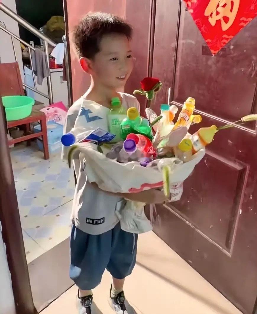 破防了！河南郑州，这个8岁男孩火了！他面对众多围观的大学生，勇敢的说出:“我妈妈