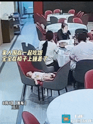 这就是骨子里的善良！湖南的一家饭店里，一群家长正在聚餐聊天，而孩子在一旁安静地睡