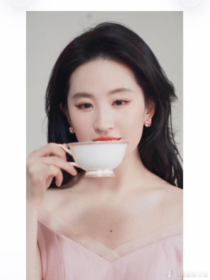 刘亦菲的美是无死角的，没有一个角度是夸不起来的，下辈子请按这个模板来！！！谁懂刘