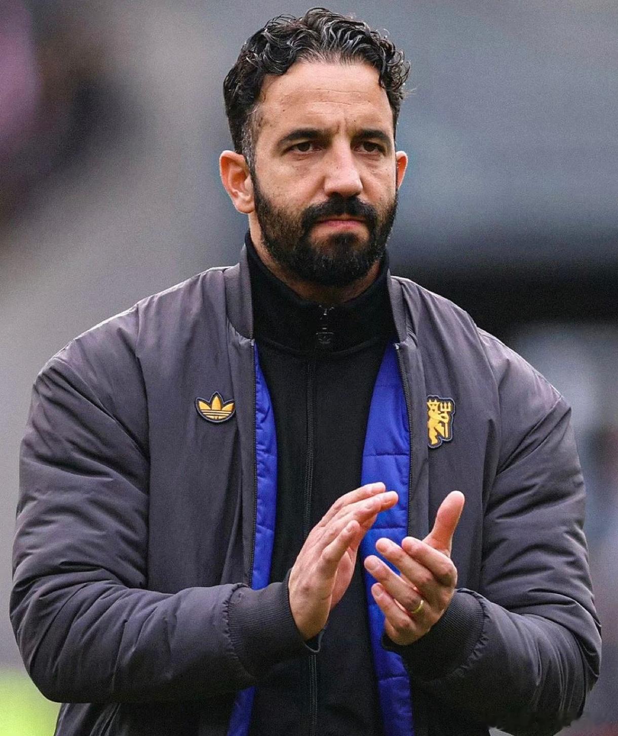 今晚英超第13轮，水晶宫对阵曼联，也许将决定阿莫林的命运。上轮输10人埃弗顿，本