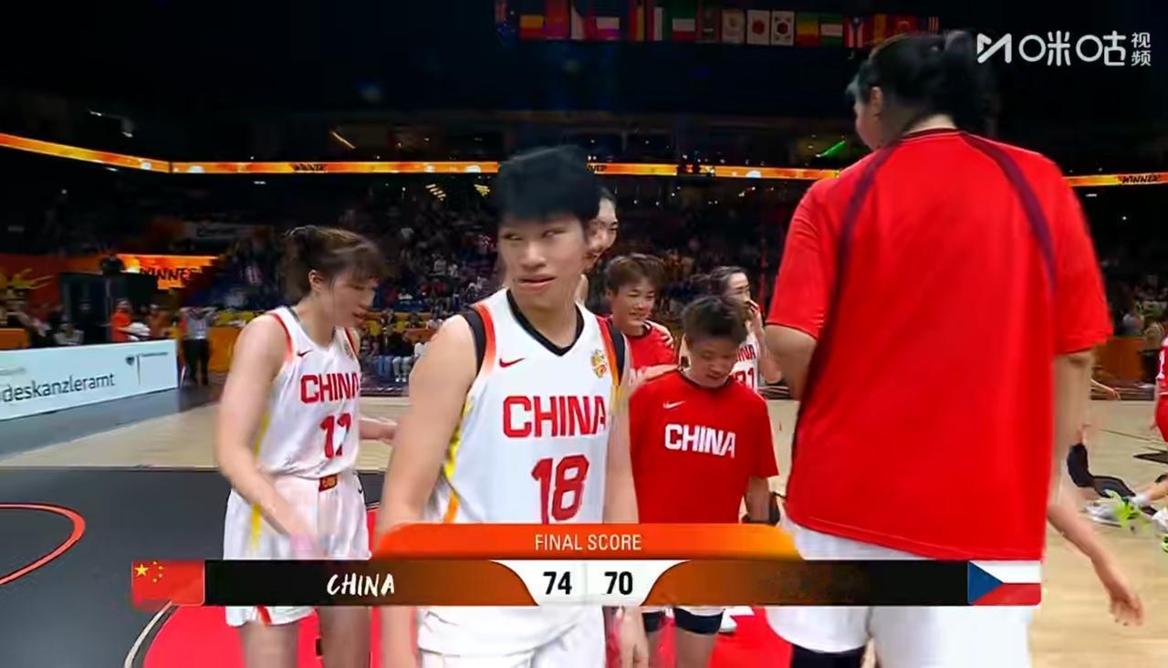 玩的就是心跳，
继中国男篮玩出绝杀之后，
中国女篮则开始了逆转！
杨舒予打进追平