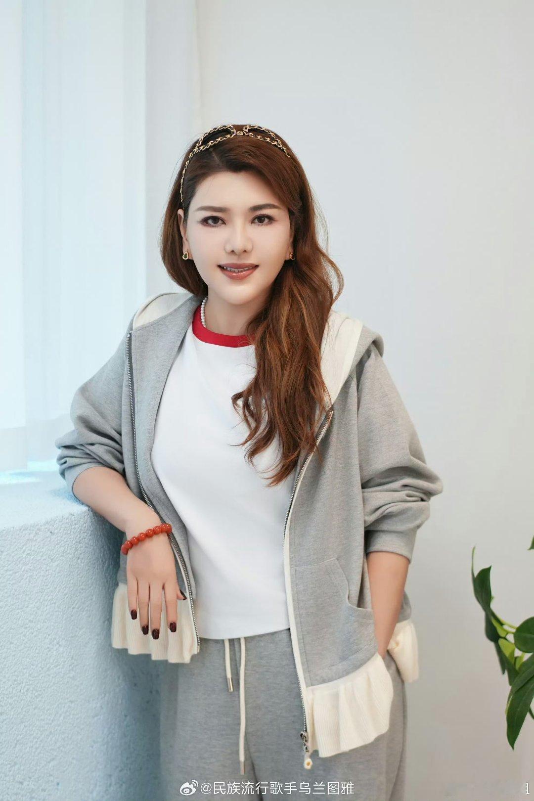 乌兰图雅团浪姐乘风值最高恭喜乌兰图雅团斩获浪姐最高乘风值，无修音直播现场气息超稳