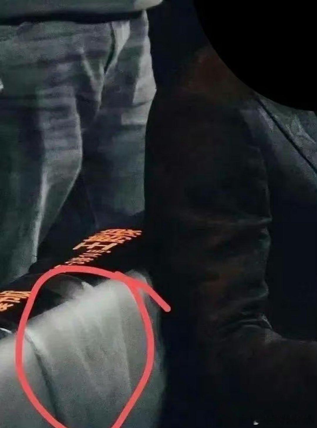 话说虞书欣真的没必要在背上也要涂粉底液吧[允悲][允悲][允悲]公共设施都被弄脏