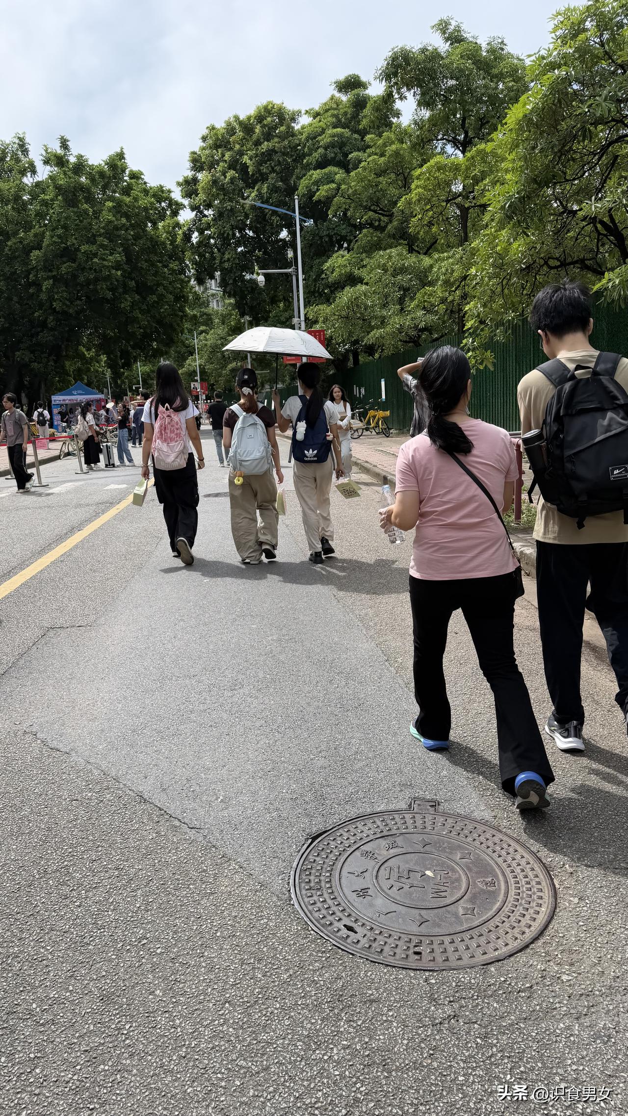 父母不容易，陪着孩子步入大学的校园，大包小包帮背着，生怕累了孩子

现在从幼儿园