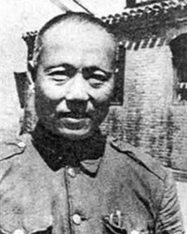 1959年，陈长捷被特赦出狱的第二天，傅作义早早来到北京西单的鸿宾楼设宴相候。陈