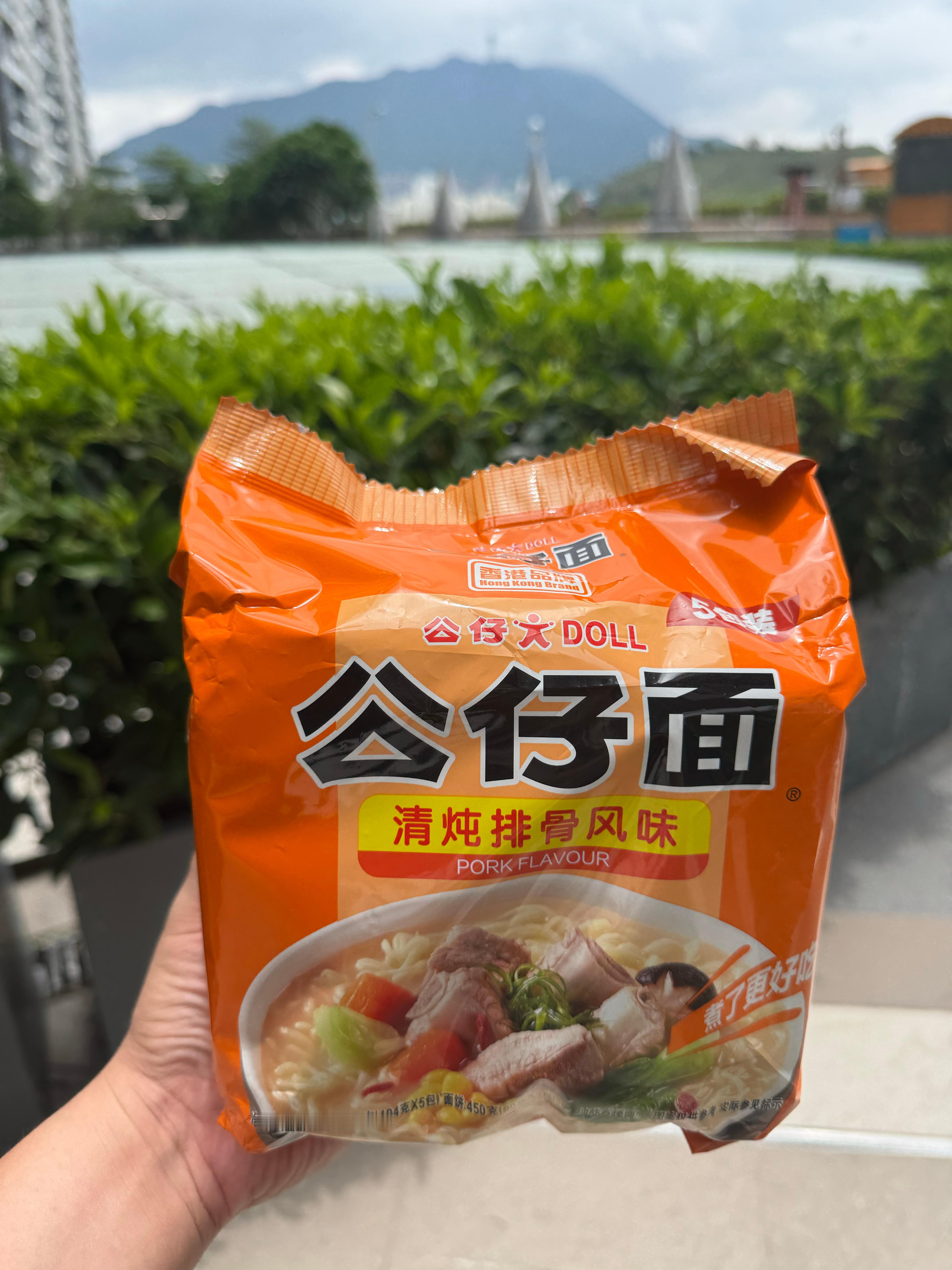 今天午饭吃公仔面！这是真的儿时记忆……小时候只有考试考到100分，妈妈才会给我煮