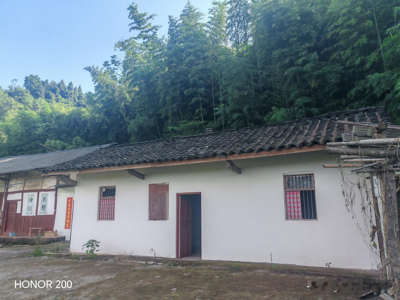 农村庭院，独门独院，有山有水，青瓦房。水电路网全通，有果园，有鱼塘