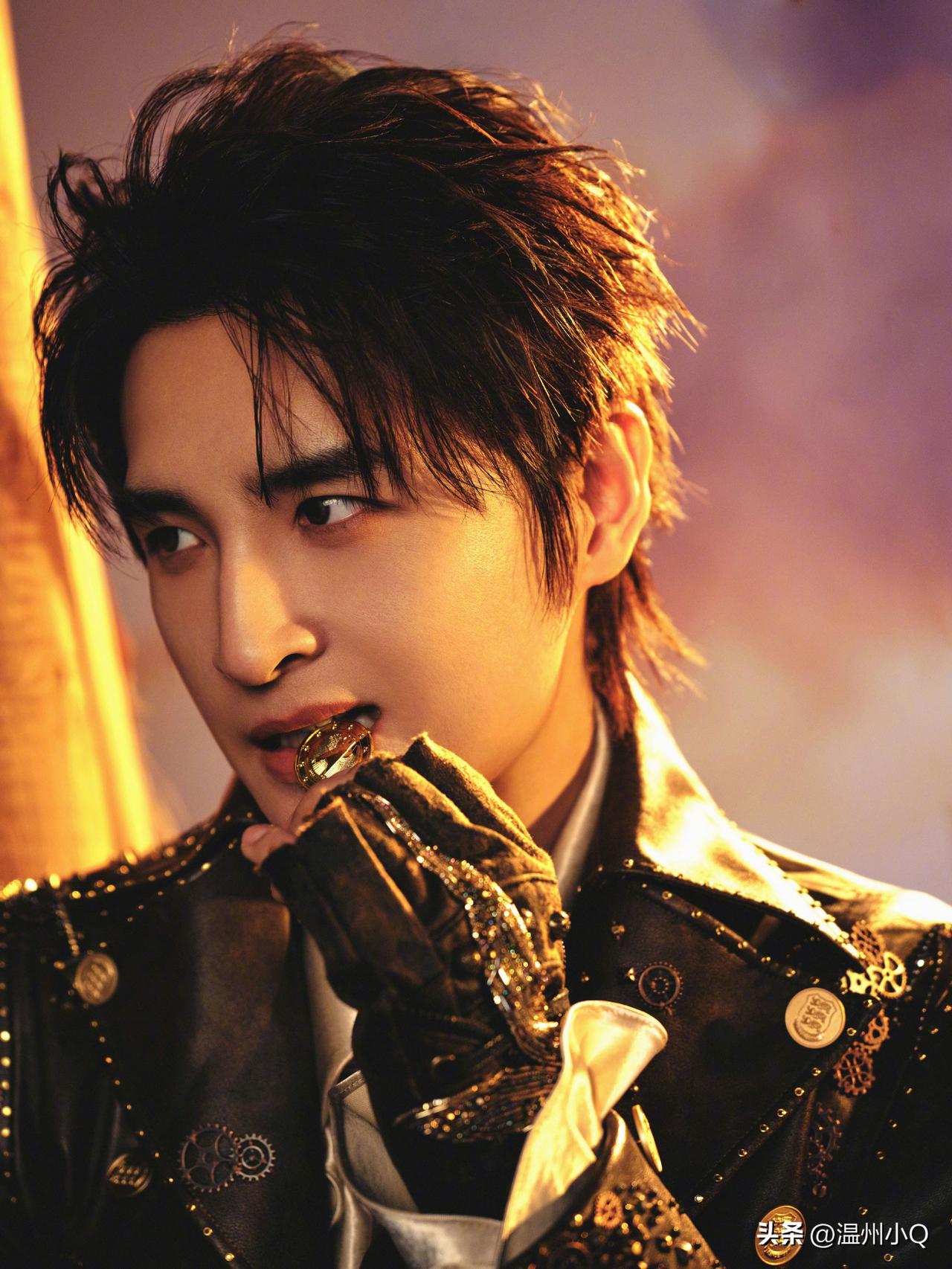 张远这组海盗船长的造型还挺帅，画面很有质感，也非常契合他远行巡回演唱会主题。