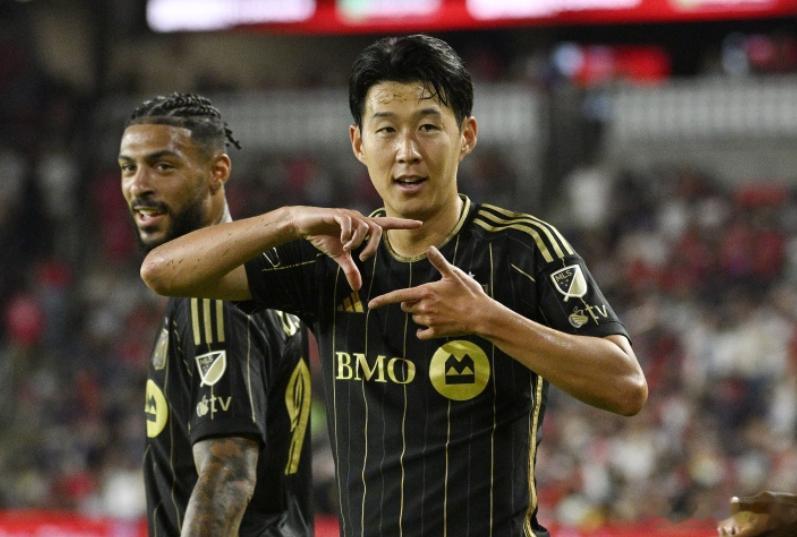 在接受韩国队官方采访时，孙兴慜表示，关于他短租回欧洲踢球的传闻都是不实报道。33