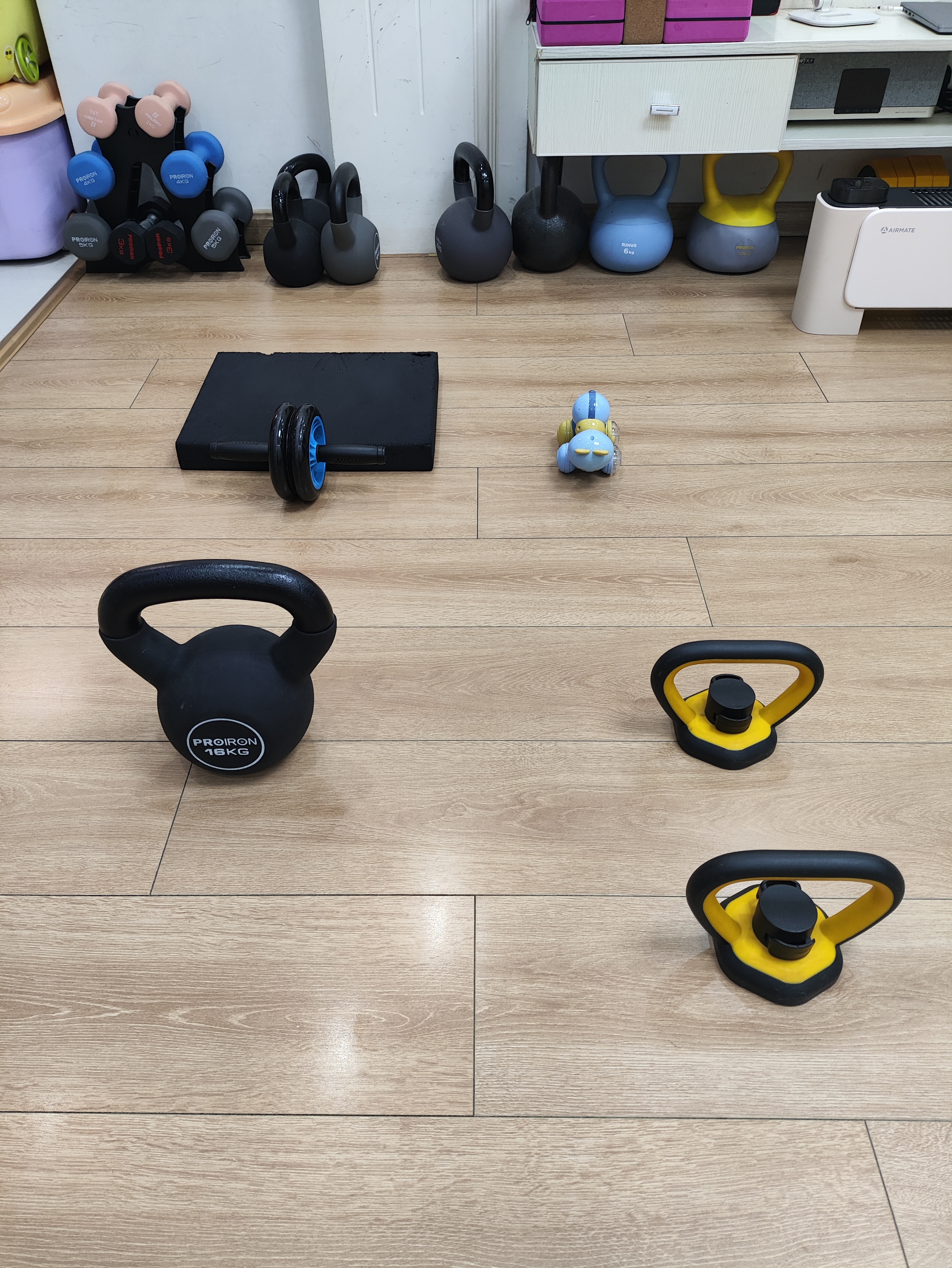 俯卧撑5组105，健腹轮+16公斤壶铃俄罗斯转体5组105，16公斤壶铃深蹲2组