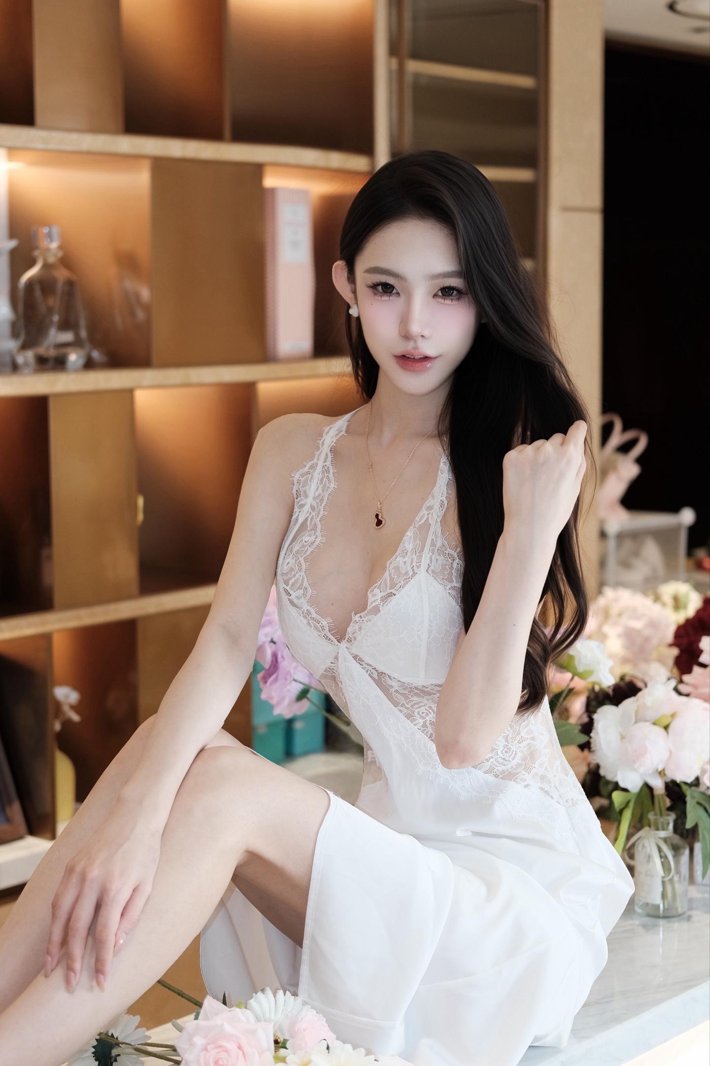 月光缠绵 躲在心里面。