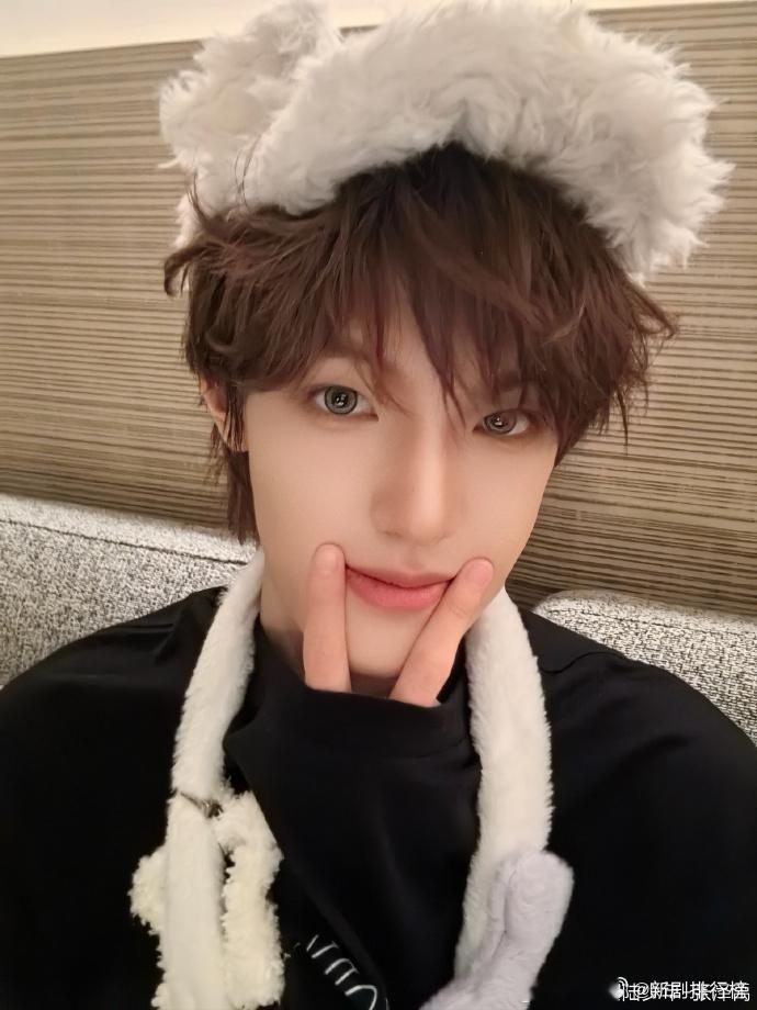 张泽禹初代四叶草的含金量 谁懂啊，小时候坐在台下为偶像疯狂打call，长大直接和