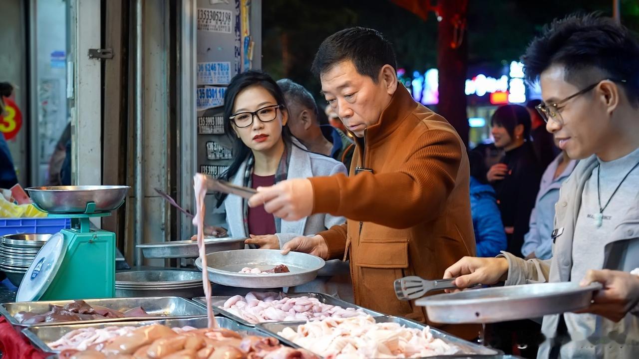 要晓得，他掌控着千亿车企，稳坐河北首富之位，却身着不到三百块的牛仔外套。他除了痴